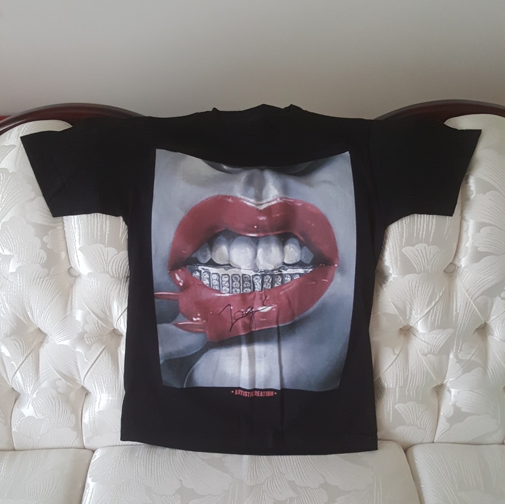 Artisticreation graphic tee Signed by Logic